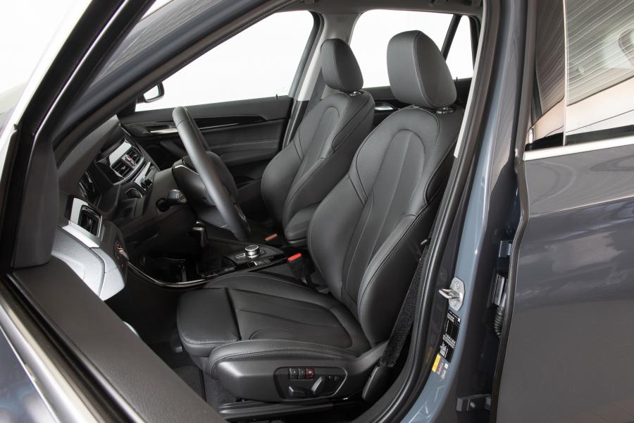 Интерьер BMW X1 xDrive25e xLine (F48) 2019 года  (WW) (фото 18 из 40)